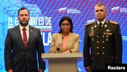 Vicepresidenta de Venezuela, Delcy Rodríguez, se dirige a los medios junto al ministro de Defensa, Vladimir Padrino López, y al ministro de Relaciones Exteriores, Yvan Gil, en el Palacio de Miraflores, en Caracas, Venezuela, el 6 de abril de 2023.