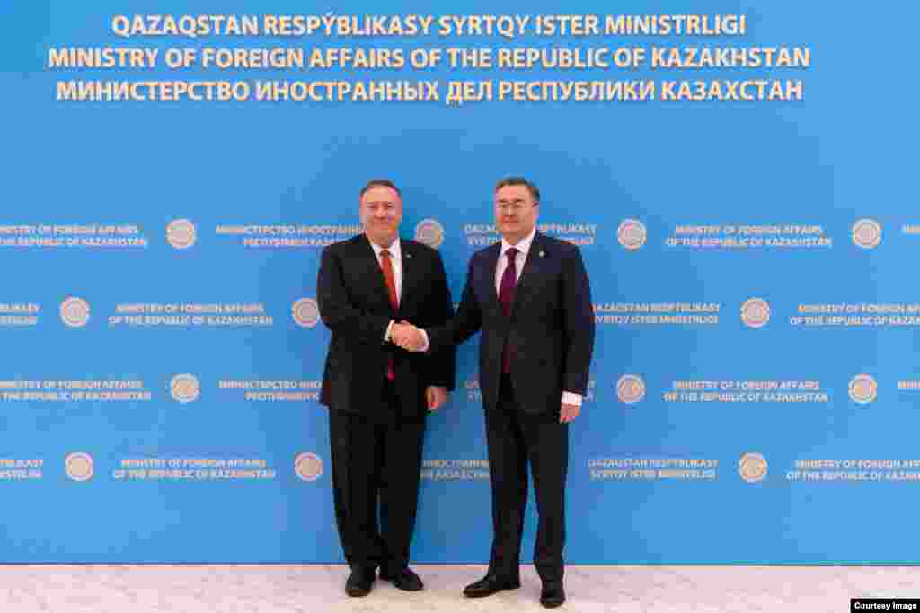 2-fevral kuni AQSh Davlat kotibi Mayk Pompeo Nur-Sultonda Qozog'iston Prezident Qosim-Jo'mart Tokayev, Tashqi ishlar vaziri Muxtor Tleuberdi bilan muloqot qildi. Pompeo Ameriika elchixonasida ham bo'ldi. Uyg'ur oilalar bilan ham uchrashdi. AQSh Qozog'iston va qo'shni davlatlarni Xitoyga biror uyg'urni topshirmaslikka chaqirmoqda.