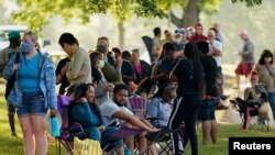 Cientos de personas hacen fila en el exterior de un centro de Francfort, Kentucky, para solicitar beneficios por desempleo el 18 de junio de 2020.