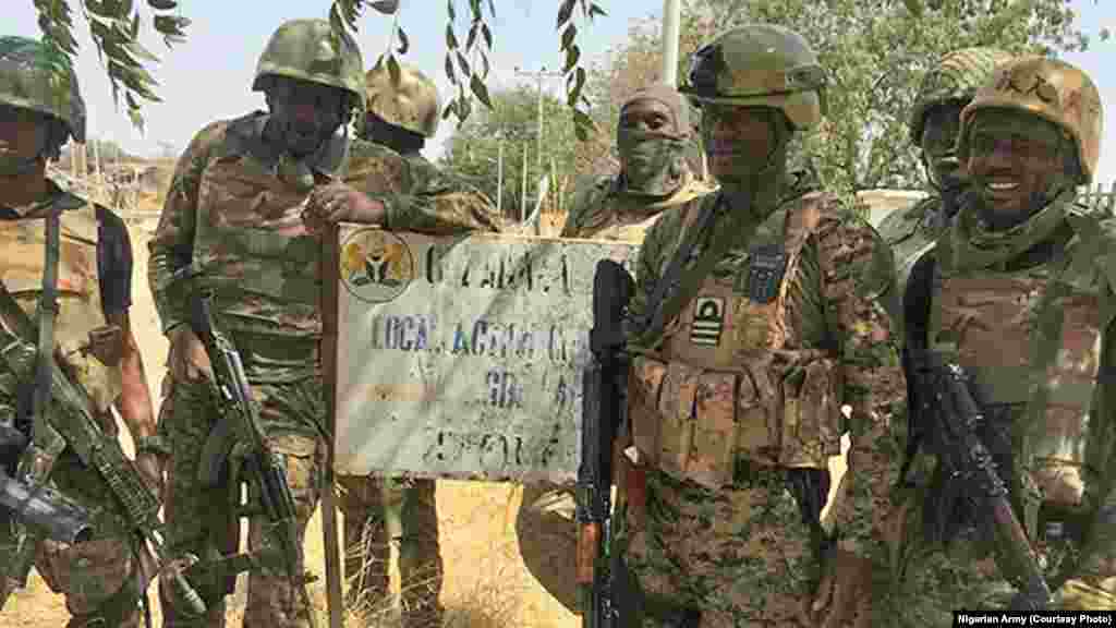 Zaratan sojojin Najeriya a garin Gudumbali dake Jihar Borno a bayan an kwato garin. An samu hoton bayan da zaratan sojojin Najeriya suka sake fatattakar 'yan Boko Haram daga garin dake Jihar Borno