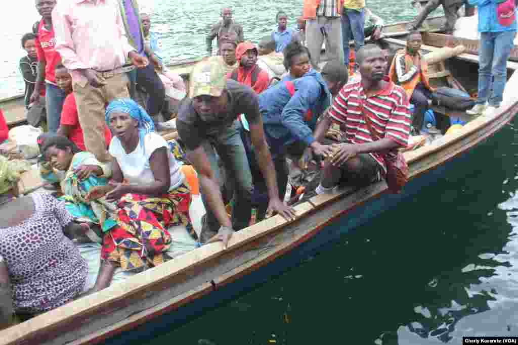 Des rescapés du naufrage sur le lac Kivu lundi 30 novembre transportés dans une pirogue motorisée. Vingt-six rescapés ainsi que le corps d'un enfant ont été repêchées après qu’un canot rapide a chaviré dans le lac Kivu. VOA/Charly Kasereka
