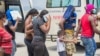 Kelompok migran asal Haiti berjalan bersama saat tiba Port-au-Prince, Haiti, pada 19 September 2021. Pemerintah AS telah melakukan pengusiran besar-besaran terhadap kelompok migran tersebut sejak pekan lalu. (Foto: Reuters/Ralph Tedy Erol)