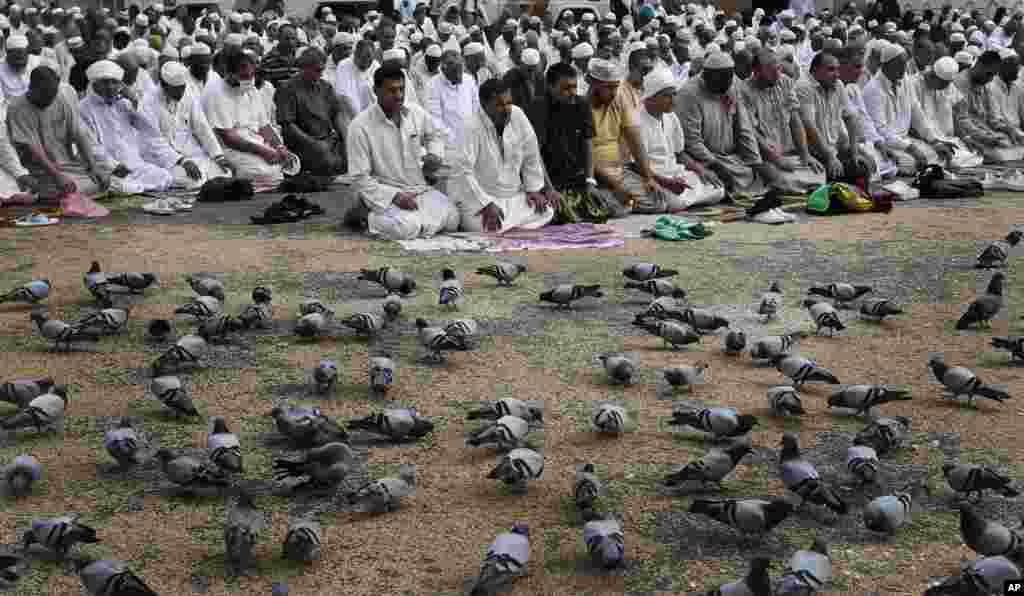 Umat Muslim shalat di depan Kabah di Tanah Suci Mekah, Arab Saudi (23/10).