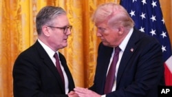 Britanski premijer Keir Starmer i američki predsjednik Donald Trump rukuju se na zajedničkoj konferenciji za novinare u East Roomu u Bijeloj kući, 27. februara 2025. u Washingtonu.