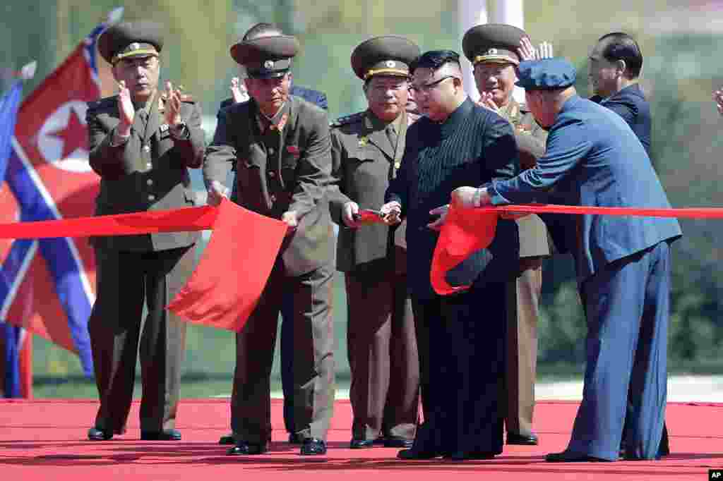 在阅兵的前两天，朝鲜领导人金正恩给平壤高楼区落成仪式剪彩（2017年4月13日）