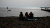Para turis menikmati suasana di pantai Kavouri dekat Athena, Yunani, 22 Juni 2021 (foto: ilustrasi). 