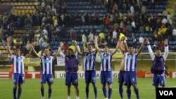 Para pemain FC Porto merayakan keberhasilan mereka untuk lolos ke final Liga Europa UEFA setelah semifinal leg kedua melawan Villarreal di stadion Madrigal, Villarreal, Spanyol hari Kamis (5/5).