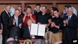 Prezident Donald Tramp Oq uyda Yoqilg'i mustaqilligi farmonini imzolamoqda