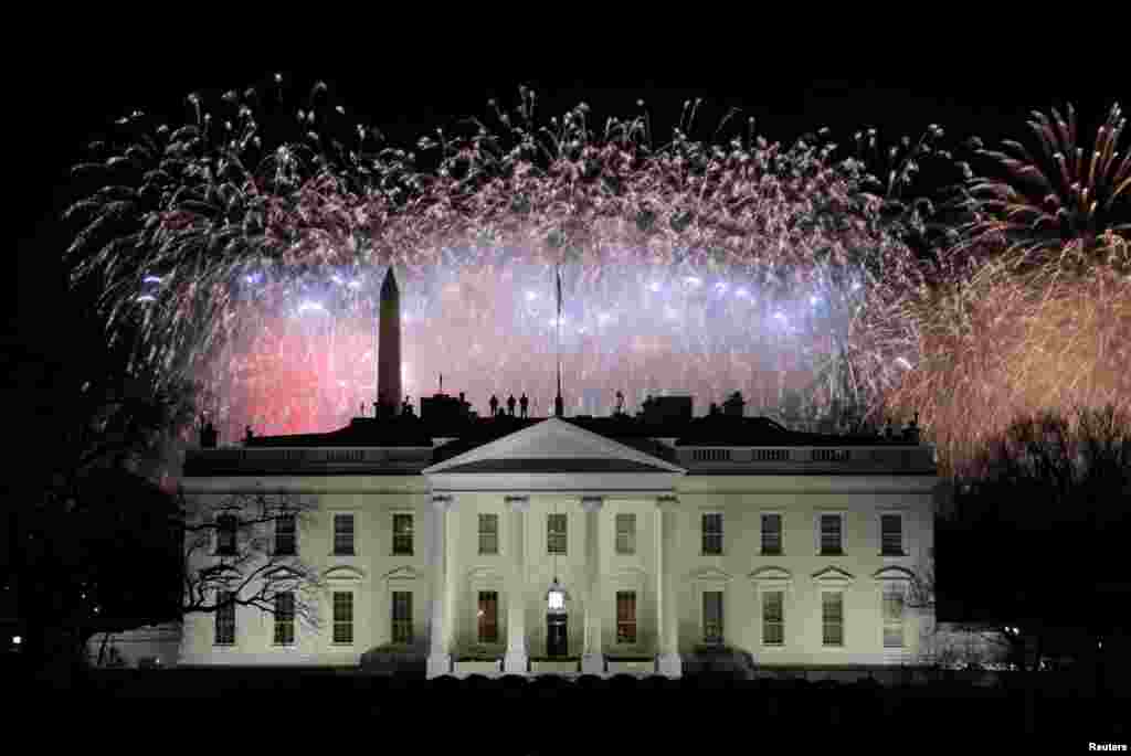 Vista de fuegos artificiales sobre la Casa Blanca después de la toma de posesión de Joe Biden como presidente de Estados Unidos en Washington. 20 de enero de 2021.