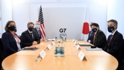 El secretario de Estado de EE. UU., Antony Blinken, y el ministro de Relaciones Exteriores de Japón, Yoshimasa Hayashi, posan mientras se reúnen durante la cumbre de ministros de Relaciones Exteriores y Desarrollo del G7 en Liverpool, Reino Unido, el 11 de diciembre de 2021.