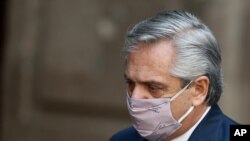 El presidente de Argentina, Alberto Fernández, asiste a una ceremonia con el presidente de México, Andrés Manuel López Obrador, en el Palacio Nacional en la Ciudad de México, México. Febrero 23, 2021. Foro: AP.