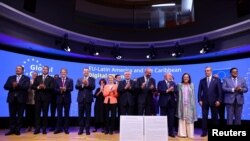 Mandatarios y cancilleres reaccionan mientras participan en la ceremonia fotográfica de la alianza EU-LAC Digital, durante la cumbre en Bruselas, Bélgica, el 17 de julio de 2023.