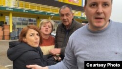 Trenutak napada na ekipu Centra za istraživačko novinarstvo. 