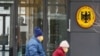 Kedutaan Jerman di Kyiv, Ukraina, 24 Januari 2022. (REUTERS/Gleb Garanich)