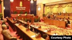 រូប​ឯកសារ៖ សមាជិកព្រឹទ្ធសភា​បោះឆ្នោតអនុម័តលើសេចក្តីព្រាងច្បាប់ស្តីពីសមាគមនិងអង្គការមិនមែនរដ្ឋាភិបាល កាលពីថ្ងៃទី២៤ ខែកក្កដា ឆ្នាំ២០១៥។ (រូបថតផ្តល់ដោយ ៖ ព្រឹទ្ធសភា) 