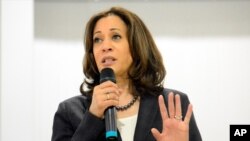 ARCHIVO - En esta foto del 9 de marzo de 2019 la senadora Kamal Harris habla durante un evento en St. George, Carolina del Sur, EE.UU. 