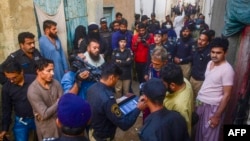 د بې پولې خبریالانو سازمانویلي چې اوس مهال په پاکستان کې له ۱۰۰ څخه زیات افغان خبریالان له دغه هیواد څخه د جبري ایستلو د ګواښ سره مخ دي. 