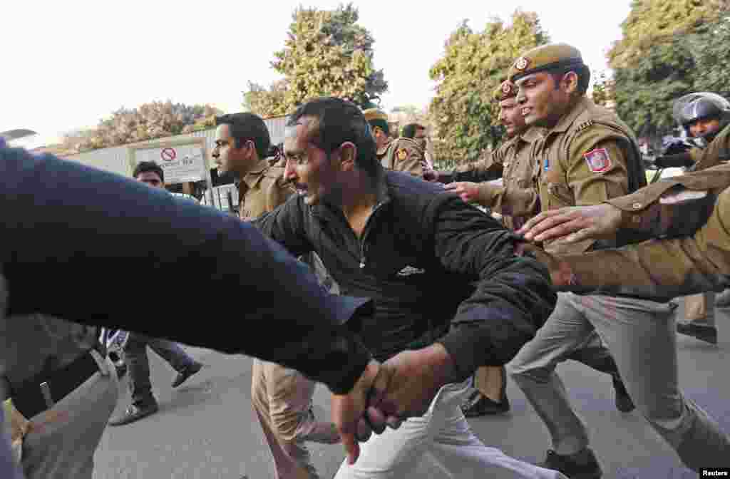 Policemen run along with driver Shiv Kumar Yadav, center, who is accused of a rape, outside a court in New Delhi, Dec. 8, 2014.