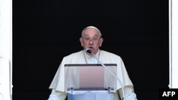 El papa Francisco habla desde una ventana del Vaticano durante el rezo dominical, el 14 de abril de 2024.
