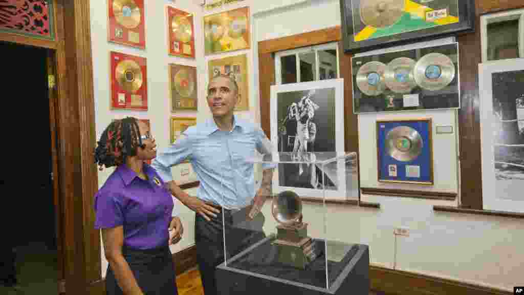 Shugaba Barack Obama ya ziyarci gidan 'Bob Marley' a Jamaica, Afrilu 8, 2015.