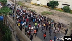 Caixão de Inocêncio Matos, estudante angolano morto na sequência da manifestação de 11 de novembro, é levado para o cemitério da Mulemba, Luanda. 28 nov 2020