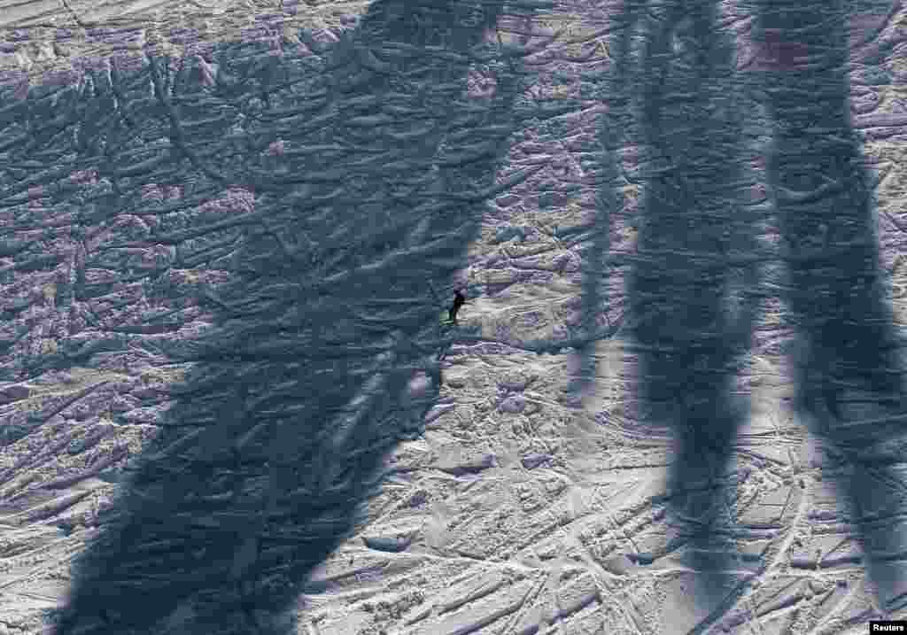 Seorang pemain ski meluncur menuruni lereng di Gulmarg, 55 km sebelah barat dari Srinagar, India.