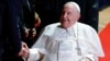 El papa Francisco hace la primera visita papal a Córcega entre muestras de fervor popular