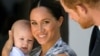 Le prince britannique Harry et son épouse Meghan, duchesse de Sussex, tiennent leur fils Archie à la Desmond & Leah Tutu Legacy Foundation à Cape Town, Afrique du Sud, le 25 septembre 2019.