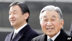 Kaisar Jepang Akihito (kanan) bersama Putera Mahkota Naruhito di bandara internasional Haneda, Tokyo, Jepang, 13 JUli 2016 (Foto: dok).