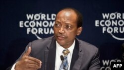 Patrice Motsepe s'exprime lors de la réunion du Forum économique mondial sur l'Afrique, au Cap, en Afrique du Sud, le 4 juin 2015. 