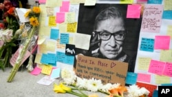 Peringatan untuk Hakim Agung AS Ruth Bader Ginsburg di luar perpustakaan Sekolah Hukum Harvard di Langdell Hall, Selasa, 22 September 2020. (Foto: AP)