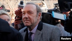 El actor Kevin Spacey a su llegada a una corte en Nantucket, Massachusetts, para responder a acusaciones de asalto sexual el 7 de enero de 2019.