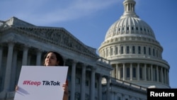 2023年3月13日，抗議者在美國國會大廈外舉牌反對國會針對TikTok的立法。