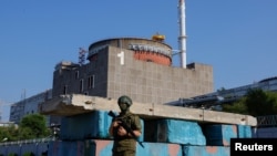 Seorang anggota militer Rusia berjaga di pos pemeriksaan dekat Pembangkit Listrik Tenaga Nuklir Zaporizhzhia di wilayah Zaporizhzhia, Ukraina yang dikuasai Rusia, 15 Juni 2023. (Foto: REUTERS/Alexander Ermochenko)