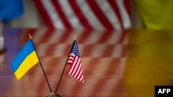 Las banderas nacionales de Ucrania y EEUU aparecen en la foto durante una reunión entre el secretario de Defensa estadounidense, Lloyd Austin, y el ministro de Defensa ucraniano, Rustem Umerov, en el Pentágono en Washington, DC, el 6 de diciembre de 2023 [Foto: Archivo/AFP].