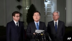 한국 정부 대북특사로 방북 결과를 설명하기 위해 8일 도널드 트럼프 대통령을 면담한 정의용 청와대 국가안보실장(가운데)이 백악관 앞에서 면담 결과를 발표하고 있다. 정 실장은 트럼프 대통령이 5월 안에 북한 김정은 국무위원장을 만나겠다는 뜻을 밝혔다고 전했다. 왼쪽은 서훈 국정원장, 오른쪽은 조윤제 주미한국대사.