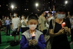 香港維多利亞公園參加六四31週年悼念活動的人手持蠟燭。 （2020年6月4日）