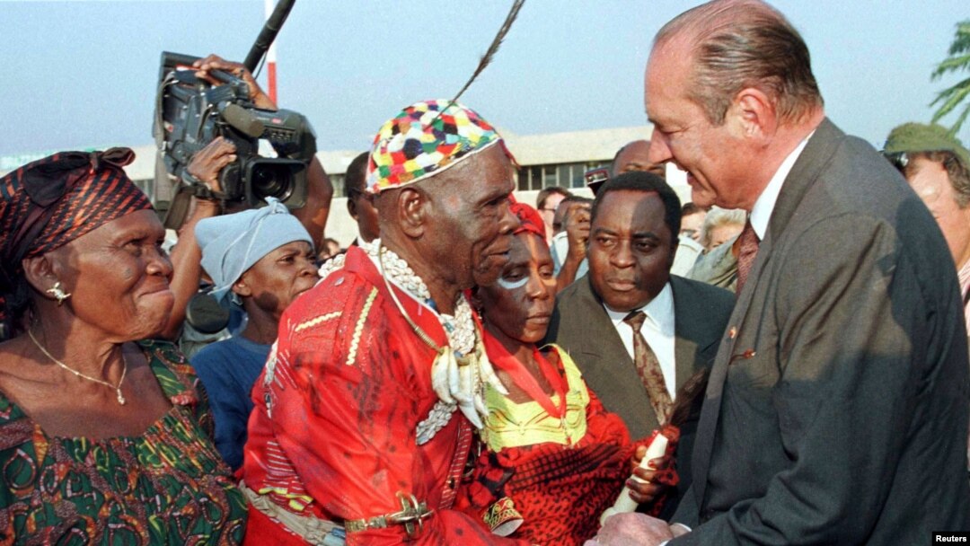 Nkumu Mokonzi Makoko ya Bateke (C) na molongani wa ye Galifourou bazali kopesa mbote na mokonzi ya France Jacques Chriac na Brazzaville, 17 juillet 1996.