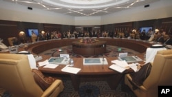 Suasana pertemuan menteri-menteri negara OPEC di Algiers, Aljazair (28/9).