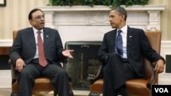 Presiden Barack Obama (kanan) menerima Presiden Pakistan Asif Ali Zardari di Gedung Putih, Jumat (14/1).