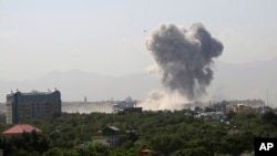 Asap mengepul pasca ledakan besar di kota Kabul, Afghanistan, 1 Juli 2019.