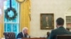 Presiden AS Joe Biden berbicara dengan Presiden Ukraina Volodymyr Zelenskiy melalui telepon dari Gedung Putih, Washington, pada 9 Desember 2021. (Foto: AP/Susan Walsh)