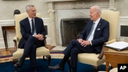 AQSh rahbari Jo Bayden NATO Bosh kotibi Yens Stoltenberg bilan muloqotda. Oq uy, Vashington shahri, 13-iyun, 2023. 