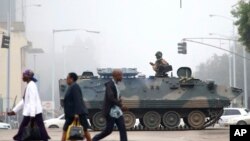 Un soldat armée dans les rues de la capitale, Harare, Zimbabwe, le 15 novembre 2017. 