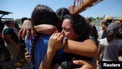 Foto de archivo. Migrantes venezolanos se abrazan después de cruzar el Río Grande y pasar a través del alambre de púas en Eagle Pass, Texas, el 28 de septiembre de 2023. REUTERS/Brian Snyder