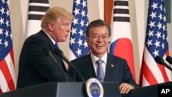 美国总统川普2017年11月7日在首尔的青瓦台与韩国总统文在寅举行联合记者会