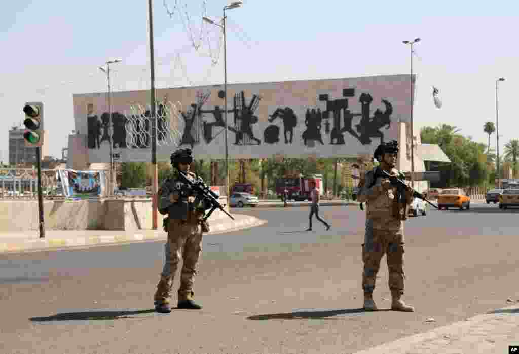 Iroq armiyasi askarlari Bag'doddagi Tahrir maydonini qo'riqlamoqda, 16-iyun, 2014-yil.