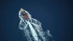Para migran di atas kapal kayu yang penuh sesak di Laut Mediterania Tengah antara Afrika Utara dan pulau Lampedusa Italia, 2 Oktober 2021, terlihat dari atas pesawat kemanusiaan Seabird. (AP)