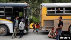 Inmigrantes hondureños que intentaban llegar a EE. UU., esperan subir a un autobús de regreso casa después de ser enviados de regreso por las autoridades guatemaltecas, en El Florido, Honduras, en frontera con Guatemala, el 19 de enero de 2021. [Reuters]