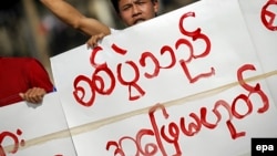 ပြည်တွင်းစစ်ရပ်စဲရေးအတွက် ဆိုင်းဘုတ်ကိုင် ဆန္ဒပြနေစဉ် (နိုဝင်ဘာ ၂၄၊ ၂၀၁၅) 